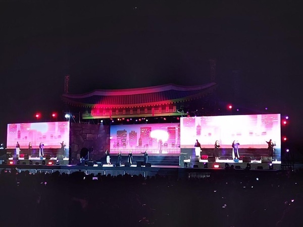 화려한 조명 아래 참가자들을 행복하게 하는 제20회 서산해미읍성축제 모습 <사진=서산시청 제공>