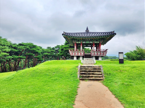 해미읍성 청허정. 주변은 소나무숲이 울창하다.