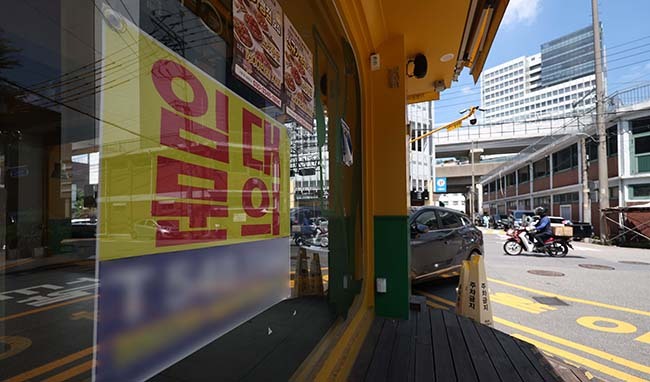 지난 8월 19일 서울 소재 상가 밀집지역의 한 매장에 임대안내가 붙어 있다.