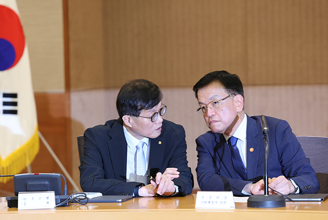 최상목 경제부총리 겸 기획재정부 장관이 지난 19일 오전 서울 서초구 서울지방조달청에서 열린 거시경제금융회의에서 모두발언을 마치고 이창용 한국은행 총재와 이야기를 나누고 있다.