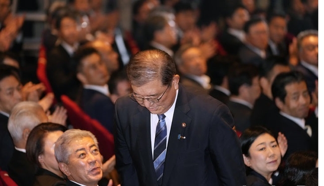 이시바 시게루 전 자민당 간사장이 지난 27일 도쿄에서 투표 결과 제28대 총재로 선출된 후 당원들에게 인사하고 있다. 이시바 신임 총재는 다음 달 1일 임시국회 지명 투표에서 일본의 102대 총리로 선출된 뒤, 새 내각을 발족할 예정이다.(사진=뉴시스 제공)