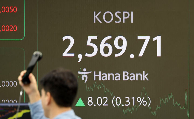 코스피가 전 거래일(2561.69)보다 8.02포인트(0.31%) 오른 2569.71에 장을 마친 4일 오후 서울 중구 하나은행 딜링룸에서 딜러들이 업무를 보고 있다. 코스닥 지수는 전 거래일(762.13)보다 6.85포인트(0.90%) 상승한 768.98에 거래를 종료했다. (사진=뉴시스 제공)