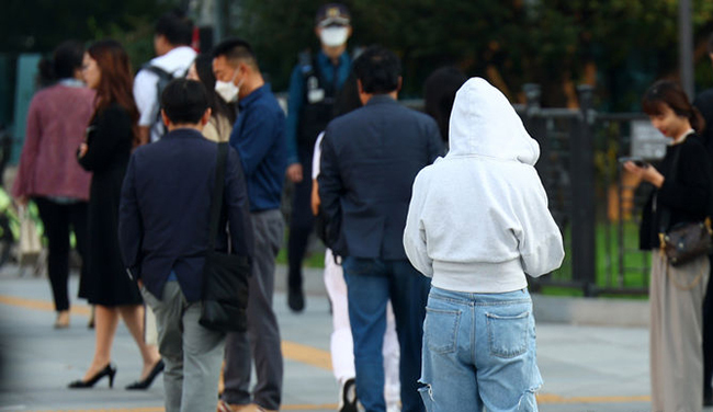 절기상 찬 이슬이 맺히기 시작한다는 한로(寒露)인 지난 8일 서울 종로구 세종대로사거리에서 시민들이 외투를 입고 횡단보도를 건너고 있다. (사진=뉴시스 제공)