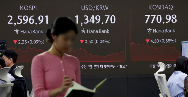 11일 서울 중구 하나은행 딜링룸에서 딜러들이 업무를 보고 있다. 코스피는 전 거래일(2599.16)보다 2.25포인트(0.09%) 내린 2596.91에, 코스닥지수는 전 거래일(775.48)보다 4.50포인트(0.58%) 하락한 770.98에 거래를 종료했다. (사진=뉴시스 제공)