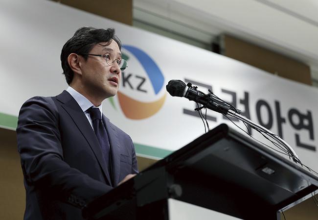 영풍-MBK파트너스 연합과 경영권 분쟁 중인 최윤범 고려아연 회장이 지난 2일 서울 용산구 그랜드하얏트호텔에서 열린 고려아연 자사주 매입 계획 등 경영권 방어 방안에 대한 기자회견에서 발언하고 있다.