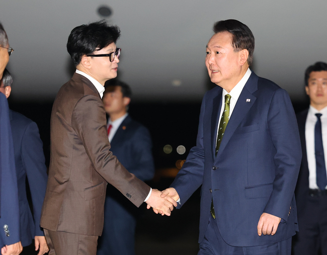 필리핀·싱가포르 국빈방문 및 한·아세안 정상회의 일정을 마친 윤석열 대통령이 11일 성남 서울공항에 도착해 환영나온 한동훈 국민의힘 대표와 인사를 나누고 있다.(사진=뉴시스 제공)