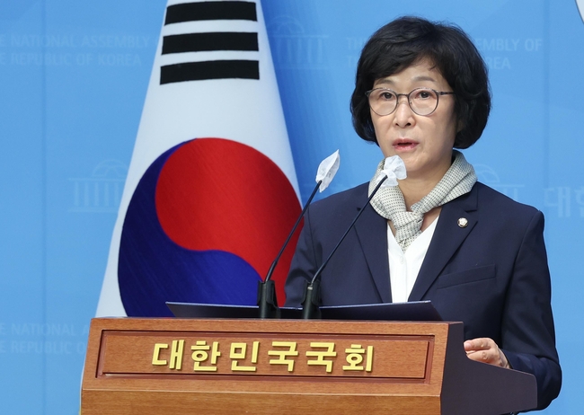 오세희 더불어민주당 의원이 13일 오전 서울 여의도 국회 소통관에서 열린 1호 법안(소상공인금융지원법) 발의 기자회견에서 발언을 하고 있다.(사진=뉴시스 제공)