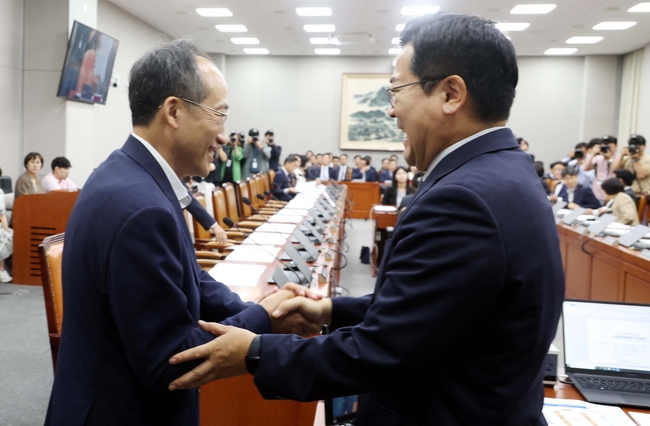 추경호 국민의힘 원내대표와 박찬대 더불어민주당 원내대표가 지난 9월 25일 오전 서울 여의도 국회에서 열린 운영위원회 전체회의에서 악수를 하고 있다.(사진=뉴시스 제공)