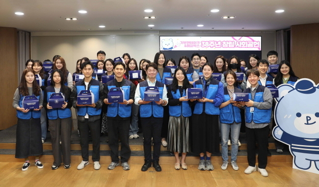 ㈜파리크라상 창립 38주년 기념 '기부 앤 테이크' 행사에 김성한 파리크라상 대표이사(앞줄 왼쪽에서 5번째)를 비롯해 임직원이 참여한 모습. (사진=(주)파리크라상 제공)
