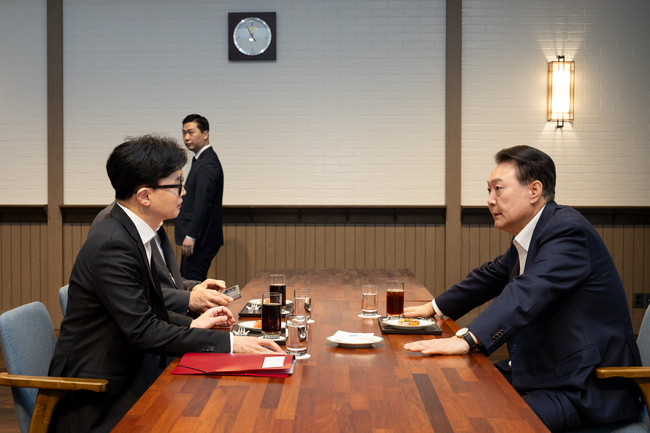윤석열 대통령이 21일 서울 용산 대통령실 파인그라스에서 한동훈 국민의힘 대표와 면담하고 있다. (사진=대통령실/뉴시스 제공)