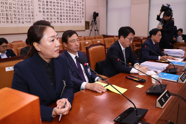 김건희 여사 공천 개입 의혹을 제기한 강혜경 씨가 21일 오후 서울 여의도 국회에서 열린 법제사법위원회의 대검찰청 국정감사에서 의원질의에 답하고 있다.(사진=뉴시스 제공)