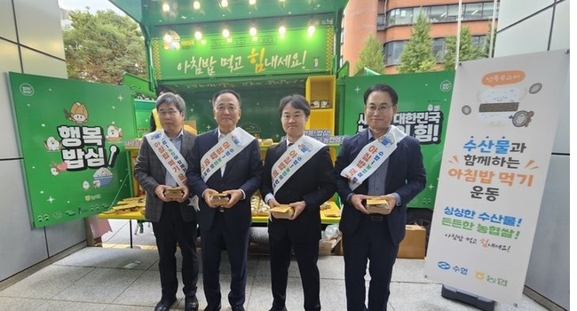 수산물과 함께하는 아침밥차 앞에서 참석자들이 전복무스비를 들고 단체사진을 촬영하고 있다. 왼쪽부터 농협 이욱 국제협력단장, 농협 문상철 홍보상무, 이영준 경영지원부대표, 박정순 경영지원부장의 모습.(사진=농협 제공)