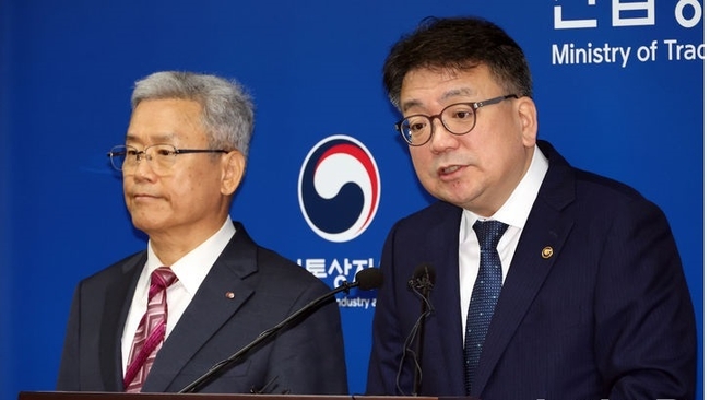 최남호 산업통상자원부 2차관과 김동철 한국전력 사장이 23일 세종시 정부세종청사에서 전기요금 조정방안을 발표하고 있다. (사진=뉴시스 제공)