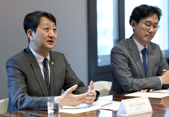 안덕근 산업통상자원부 장관이 18일 서울 중구 플라자호텔에서 더그 버검 미국 노스다코타 주지사와 면담하고 있다. (사진=산업통상자원부 제공) 