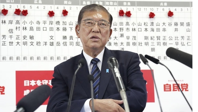 일본 집권 자민당 총재인 이시바 시게루 총리가 27일 도쿄 자민당 본부에서 중의원 선거의 출구조사 결과에 대해 기자들에게 말하고 있다. (사진=뮤시스 제공)