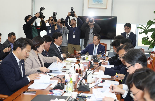 박성준 국회운영개선소위원장이 28일 오전 서울 여의도 국회에서 열린 국회운영위원회 국회운영개선소위원회에서 의사봉을 두드리고 있다.(사진=뉴시스 제공)