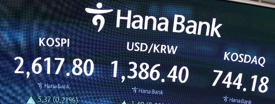 코스피와 코스닥지수가 상승 마감한 29일 오후 서울 중구 하나은행 딜링룸 전광판에 지수가 표시되고 있다.코스피는 전 거래일 대비 5.37포인트(0.21%) 오른 2617.80에, 코스닥지수는 3.70포인트(0.50%) 오른 744.18에 장을 마쳤다. (사진=뉴시스 제공)