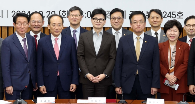 한동훈(가운데) 국민의힘 대표가 29일 오후 서울 여의도 국회에서 열린 민생 입법과제 점검 당정협의회에서 각 부처 장관을 비롯한 참석자들과 기념촬영을 하고 있다.(사진=뉴시스 제공)