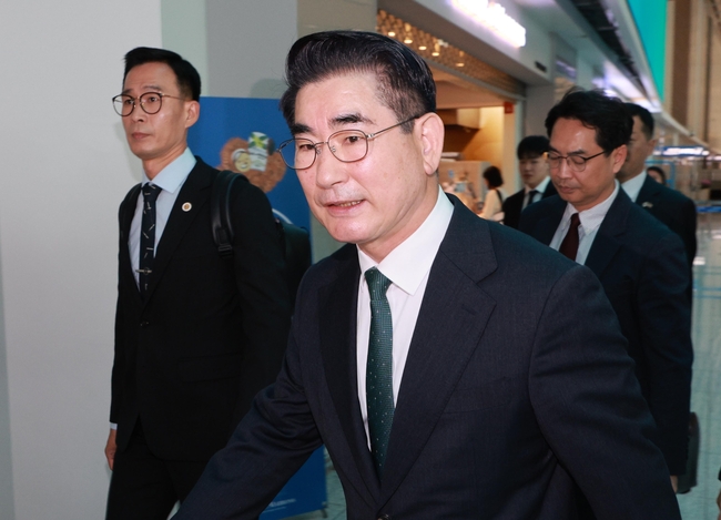김용현 국방부 장관이 29일 인천국제공항에서 제56차 한·미안보협의회의(SCM) 참석을 위해 미 워싱턴 D.C.로 출국하고 있다.(사진=뉴시스 제공)