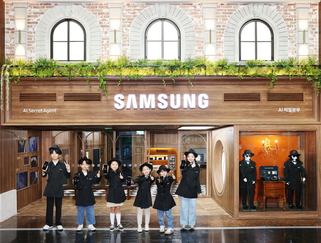  서울 잠실에 위치한 '키자니아 서울'의 'AI 비밀 본부 체험관'에서 어린이 관람객들이 체험에 참여하고 있다.(사진=삼성전자 제공)