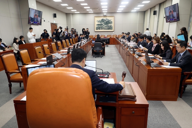 박찬대 국회 운영위원장이 16일 오전 서울 여의도 국회에서 열린 운영위원회 전체회의에서 김건희 여사, 명태균 씨 등 국정감사 증인 채택 가결을 선언하고 있다.(사진=뉴시스 제공)