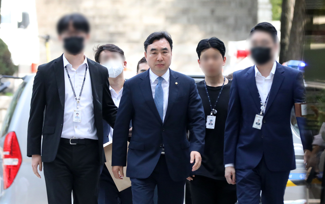 2021년 더불어민주당 전당대회 돈 봉투 살포 의혹에 관여한 혐의로 윤관석 전 의원이 2023년 8월 4일 서울중앙지법에서 열린 영장실질심사에 출석하고 있다.(사진=뉴시스 제공)