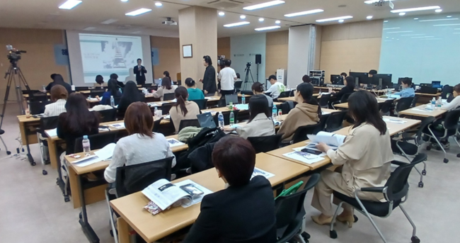 지난달 30일 강남구 역삼동 (재)여성기업종합지원센터에서 열린 ‘해외시장진출전략 심화교육 1차과정’ 참석자들이 강연을 듣고 있다. (사진==(재)여성기업종합지원센터 제공)