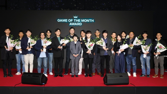 넷마블은 액션 게임 <나 혼자만 레벨업:어라이즈>가 ‘2024 상반기 이달의 우수게임’ 일반게임 프론티어 부문을 수상했다. 오른쪽 맨 끝 넷마블네오 진성건 PD(사진=넷마블 제공)