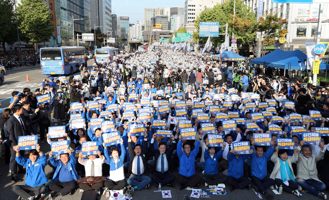  이재명 더불어민주당 대표와 지도부를 비롯한 당원들이 2일 서울역 인근에서 열린 '김건희·윤석열 국정농단 규탄 및 특검 촉구 국민행동의 날' 집회에서 손피켓을 들고 구호를 외치고 있다.(사진=공동취재/뉴시스 제공)