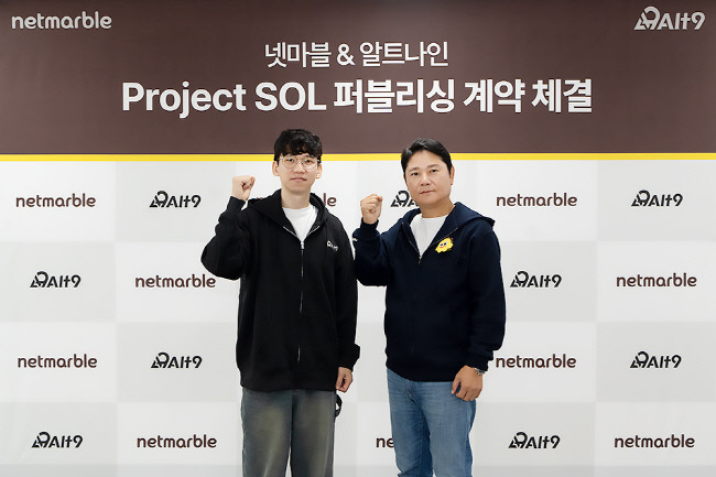 넷마블 권영식 대표(오른쪽)와 알트나인 김효수 대표(왼쪽)가 '프로젝트 SOL' 퍼블리싱 계약을 체결했다.(사진=넷마블 제공)