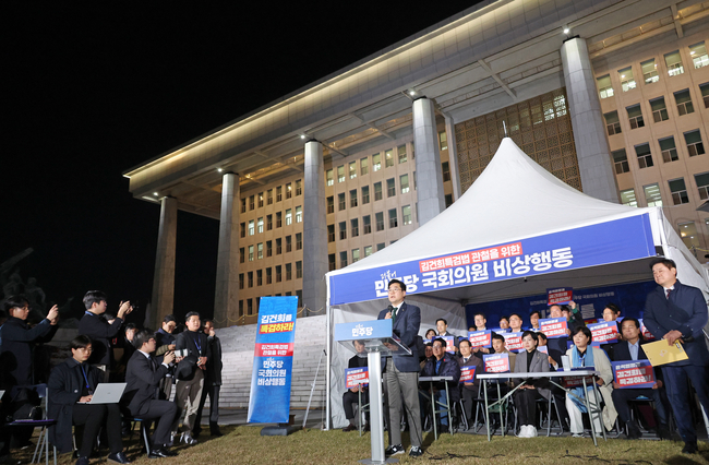박찬대 더불어민주당 원내대표가 5일 오후 서울 여의도 국회 로텐더홀에서 열린 김건희 특검법 관철을 위한 비상행동 선포식에서 발언하고 있다.(사진=뉴시스 제공)