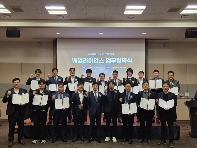 김학성 웨이버스 대표이사(앞줄 왼쪽부터 다섯번째)를 포함한 유수 IT 기업 관계자들이 지난 6일 일산 킨텍스에서 ‘W얼라이언스’ MOU을 체결한 후 기념촬영을 진행했다. (사진=웨이버스 제공)