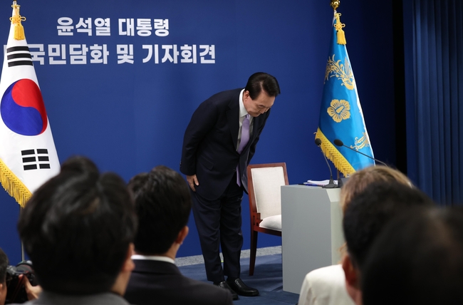  윤석열 대통령이 7일 서울 용산 대통령실 청사에서 대국민 담화 중 고개 숙이며 사과하고 있다.(사진=뉴시스 제공)