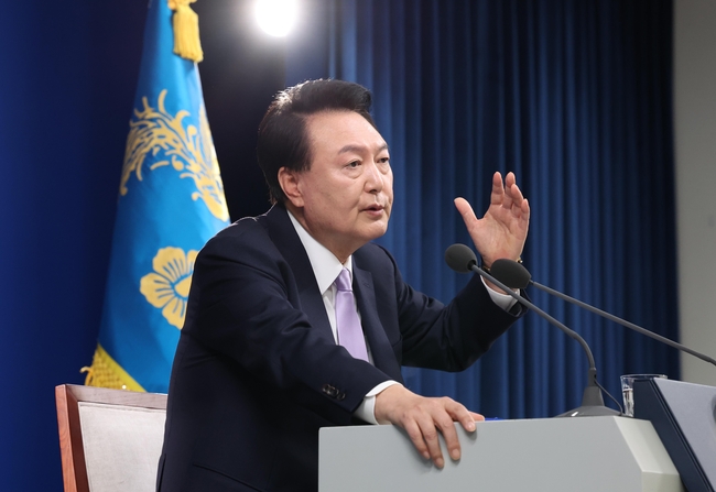 윤석열 대통령이 7일 서울 용산 대통령실 청사에서 대국민 담화 및 기자회견을 하며 기자들의 질문에 답하고 있다.(사진=뉴시스 제공)