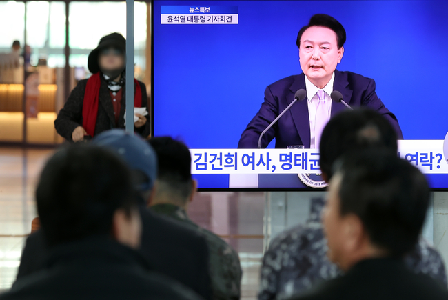 윤석열 대통령의 대국민담화 및 기자회견이 열린 7일 부산 동구 부산역 대합실에서 시민들이 TV 생중계를 지켜보고 있다.(사진=뉴시스 제공)