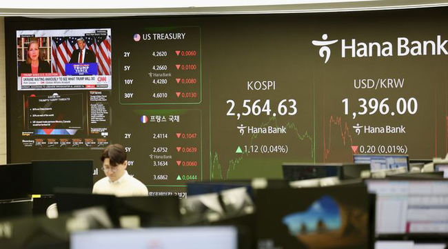 코스피가 전 거래일(2563.51)보다 1.12포인트(0.04%) 상승한 2564.63에 장을 마친 7일 오후 서울 중구 하나은행 딜링룸에서 딜러들이 업무를 보고 있다. 코스닥 지수는 전 거래일(743.31)보다 9.79포인트(1.32%) 하락한 733.52에 거래를 종료했다. (사진=뉴시스 제공)