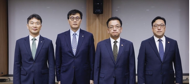 최상목 경제부총리 겸 기획재정부 장관 등 금융수장들이 8일 서울 영등포구 한국수출입은행에서 열린 거시경제금융회의에 앞서 기념촬영을 하고 있다. 왼쪽부터 이복현 금융감독원장, 이창용 한국은행 총재, 최 부총리, 김병환 금융위원장.(사진=뉴시스 제공)