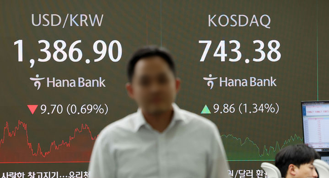 코스닥 지수가 전 거래일(733.52)보다 9.86포인트(1.34%) 상승한 743.38에 마감한 8일 오후 서울 중구 하나은행 딜링룸 전광판에 지수가 표시되고 있다.코스피는 전 거래일(2564.63)보다 3.48포인트(0.14%) 내린 2561.15에 거래를 마쳤다. (사진=뉴시스 제공)