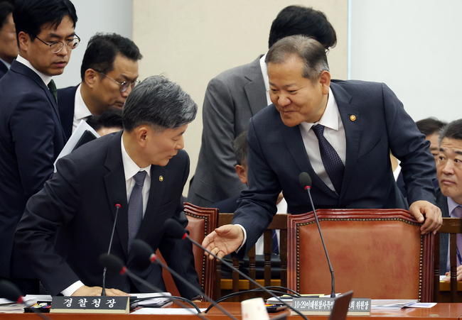 이상민 행정안전부 장관과 조지호 경찰청장이 11일 서울 여의도 국회에서 열린 제418회 국회(정기회) 제10차 행정안전위원회 전체회의에서 인사를 하고 있다.(사진=뉴시스 제공)