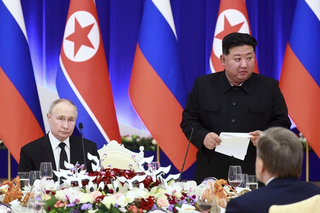 김정은(오른쪽) 북한 국무위원장이 지난 6월 19일 평양 모란관 영빈관에서 블라디미르 푸틴 러시아 대통령과의 정상회담 만찬 중 발언하고 있다.(사진=AP/뉴시스 제공)