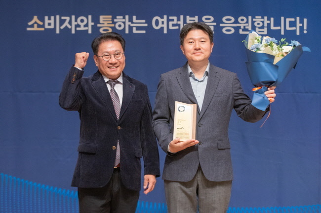 KT&G가 제17회 대한민국소통어워즈에서 소셜미디어대상과 인터넷소통대상 2개 부문에서 식품,유통 기업으로 대상을 수상했다.(사진=KT&G 제공)