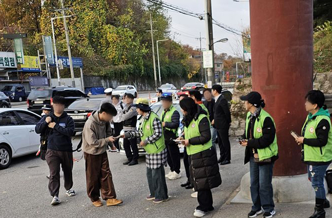 2024학년도 대학수학능력시험일인 14일 오전 경기 의정부 동국대학교사범대학 부속 영석고등학교에 설치된 '경기도교육청 제32지구 제8시험장'에서 의정부시청소년지도협의회 관계자들이 수험생들에게 핫팩을 나눠주고 있다. (사진=뉴시스 제공)