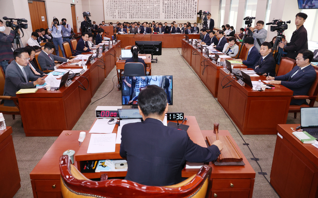 지난 9월 23일 국회에서 열린 법제사법위원회 전체회의에서 정청래 위원장이 검찰청법 일부개정법률안, 이른바 '법 왜곡죄'(형법 개정안) 법안 등 안건을 법안심사제1소위로 회부하며 의사봉을 두드리고 있다.(사진=뉴시스 제공)