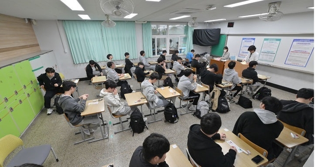  2025학년도 대학수학능력시험일인 14일 오전 제주 제95지구 제1시험장인 남녕고등학교에서 수험생들이 시험을 앞두고 마무리 시험 준비를 하고 있다. (사진=제주도사진기자회)/뉴시스 제공)