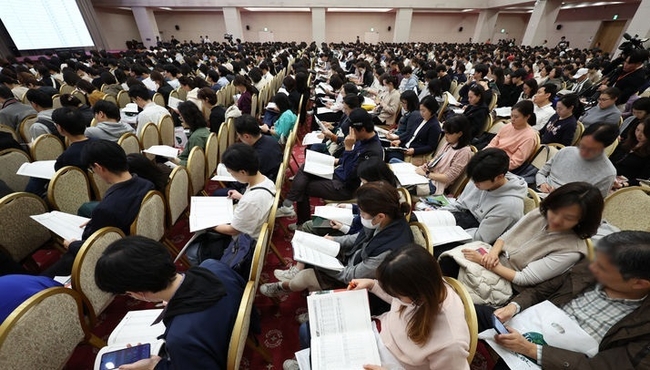 15일 서울 광진구 세종대 컨벤션센터에서 열린 종로학원 2025 정시 합격점수 예측 및 전략 설명회에서 학부모들이 입시자료를 살펴보고 있다.(사진=뉴시스 제공)