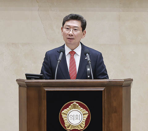 이상일 용인특례시장이 지난 18일 용인특례시의회 제288회 정례회의 시정연설을 통해 시정운영 방향을 밝히고 있다.