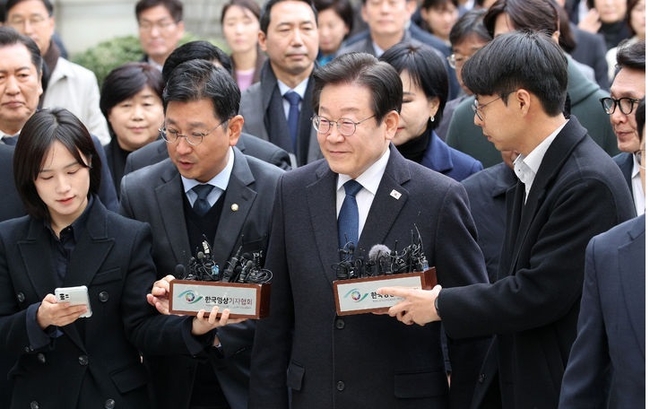  이재명 더불어민주당 대표가 25일 서울 서초구 중앙지방법원에서 열린 위증교사 사건 1심 선고 공판에 출석하고 있다. (사진=뉴시스 제공)