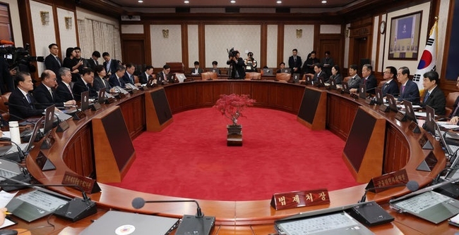  한덕수 국무총리가 26일 오전 서울 종로구 정부서울청사에서 '김건희 여사 특검법'(윤석열 대통령 배우자 김건희의 주가조작 사건 등의 진상규명을 위한 특별검사 임명 등에 관한 법률안)에 대한 재의요구안을 심의 의결하는 국무회의를 하고 있다. (사진=뉴시스 제공)