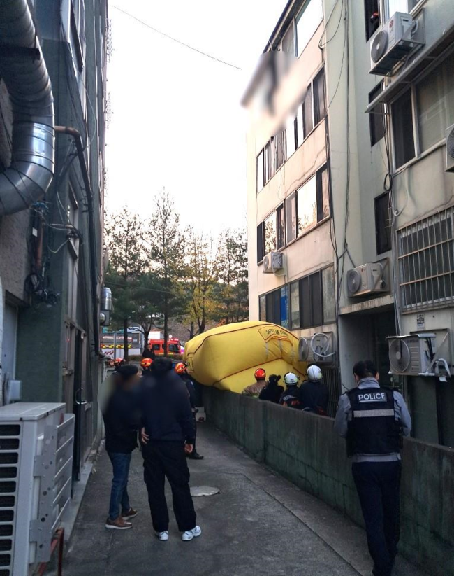용인소방서는 24일 처인구 유림동 모 빌라에서 투신한 50대 남성 A씨를 구조했다.(사진=용인소방서 제공)