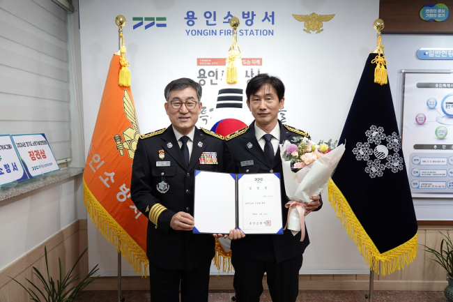 용인소방서은 ‘2024년 우수 구조대원’으로 선정되어 1계급 특별승진한 용인소방서 119구조대 소속 김연욱 소방위에게 임용장을 수여했다 (좌 안기승 용인소방서장, 우 김연욱 소방위)/(사진=용인소방서 제공)